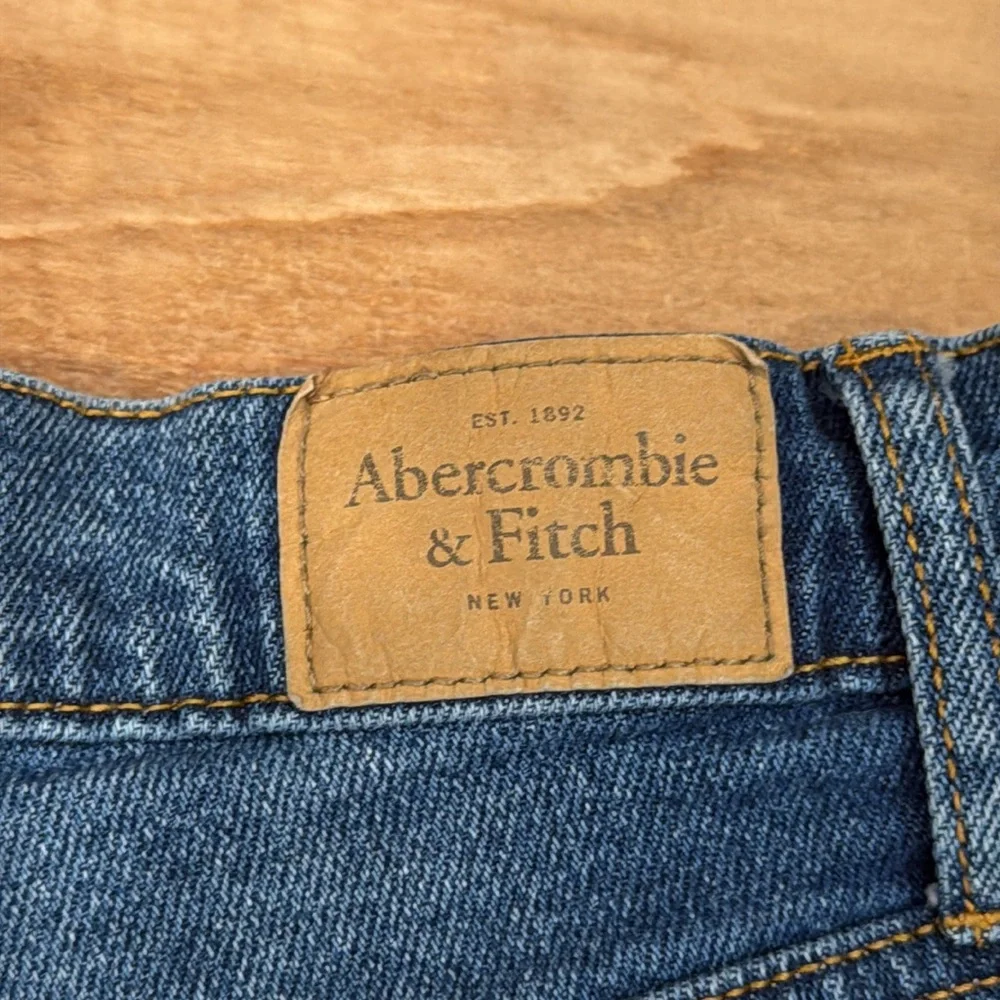 Abercrombie & Fitch Curve Love High Rise Jean Shorts 26/2 distressed raw hem - Picture 5 of 5